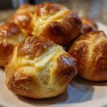 Pretzel bites with cheese sauce